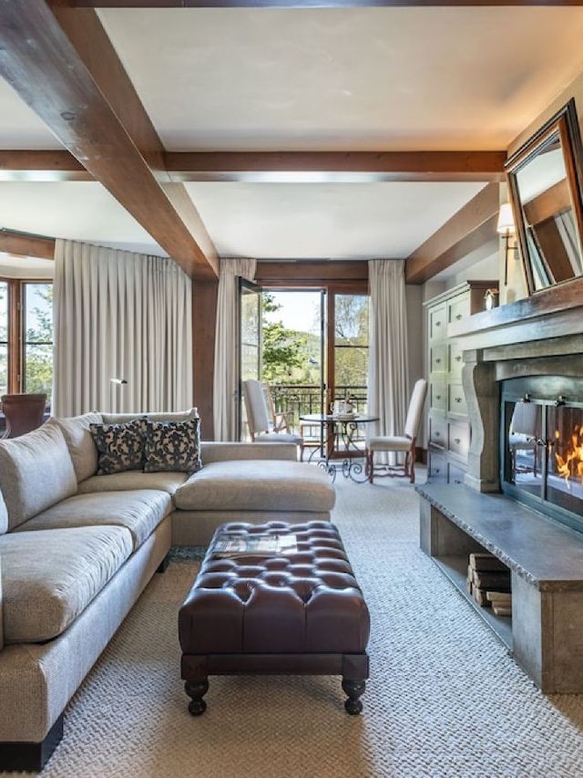 🍁 Mont Tremblant's Lakeside Retreat 🏞️