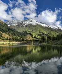 川西夏日夢：雪山與湖泊的詩篇