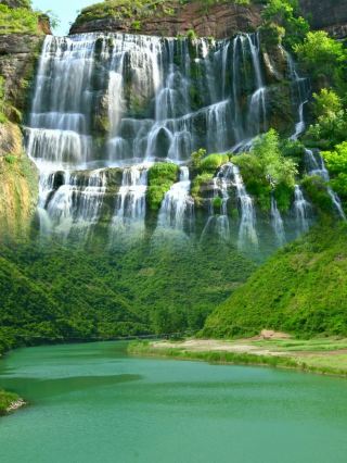 Gorgeous! Just two and a half hours from Xi'an, you can see the Moon Bay Waterfall!