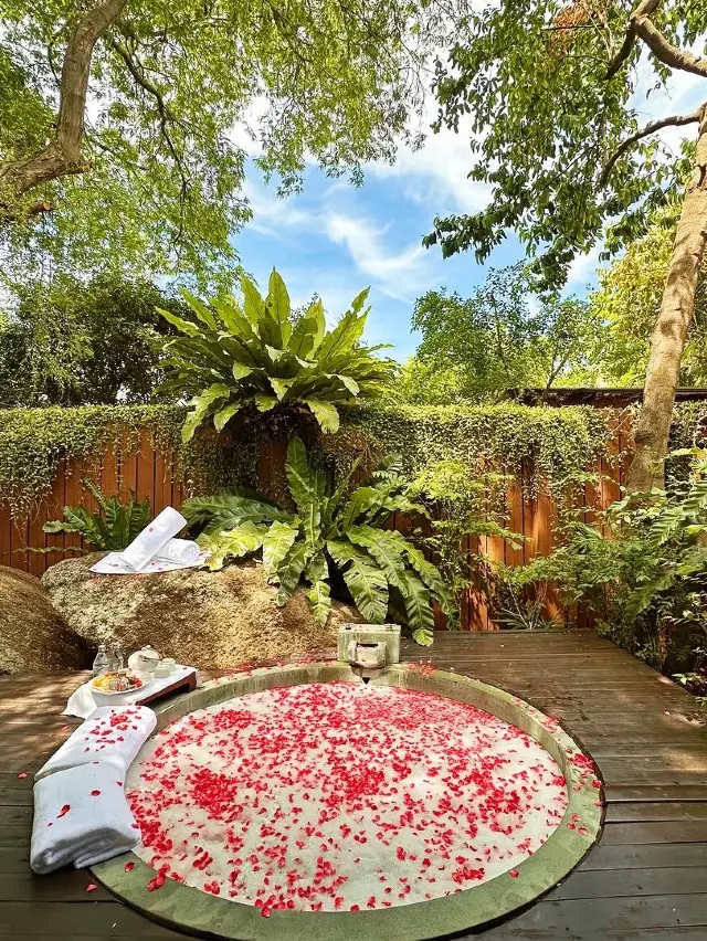This little-known internet-famous hotel on Koh Samui is such a great value for money and truly beautiful!