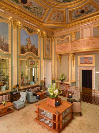 Porto's Palatial Paradise: Sleep Like Royalty! 🏰👑