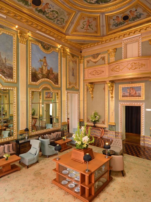Porto's Palatial Paradise: Sleep Like Royalty! 🏰👑