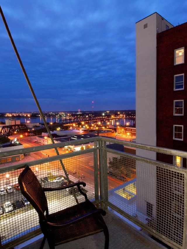 🌟 Davenport Delights: Chic Stays at Hotel Blackhawk 🌟