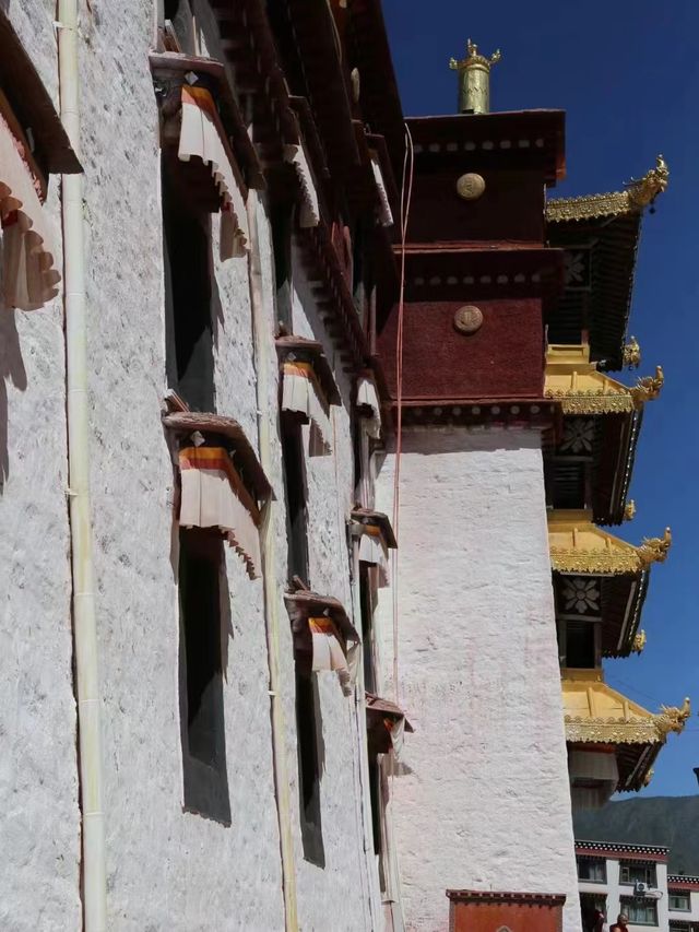 魅力西藏，藏傳佛教寺廟——強巴林寺。