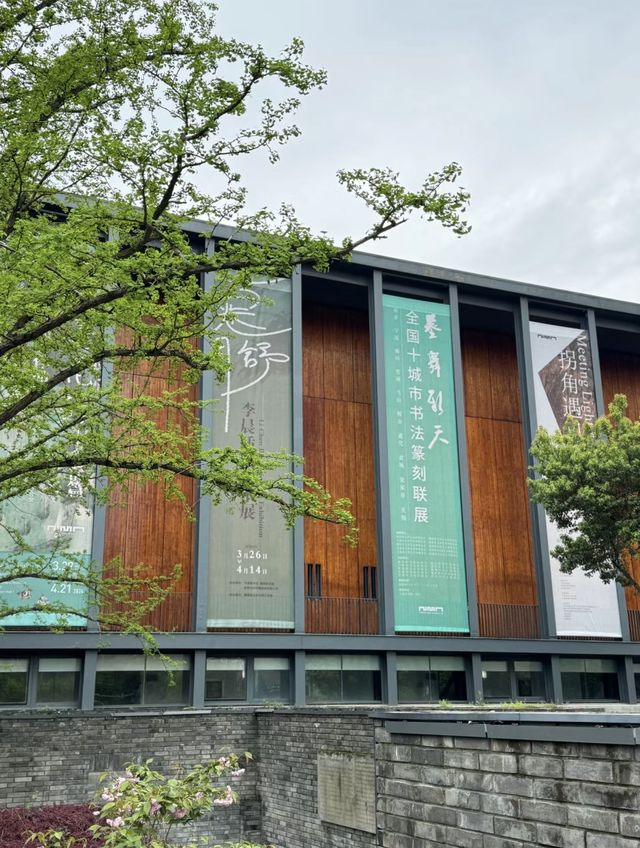 寧波美術館：藝術之旅，心靈之約。