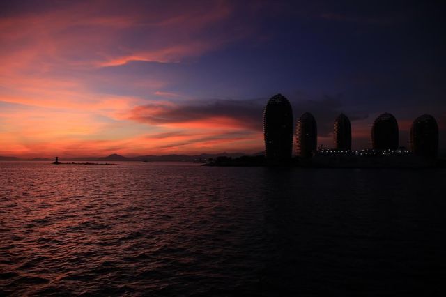 三亞灣海上追光之旅，追日落聽音樂吹海風。