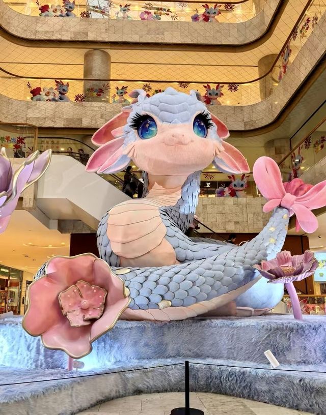 快去德基廣場和美美小蛇拍照！