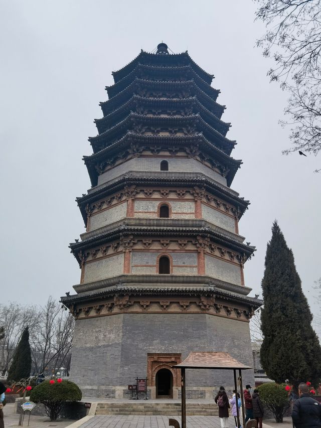 觸摸歷史的脈絡，仰望凌霄塔的壯麗