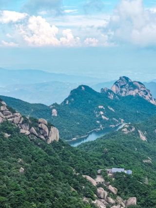 A Pillar Holding Up the Sky in the South—National 5A Tianzhu Mountain