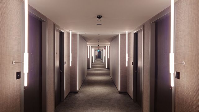 暗黑風格嘅墨爾本W酒店驚喜套房，泳池都幾型