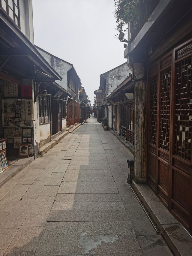 去周莊水鄉打開時光隧道，三天漫遊千年古鎮，每一幀都是水墨畫卷般的美  住宿Tips： 牆裂安利