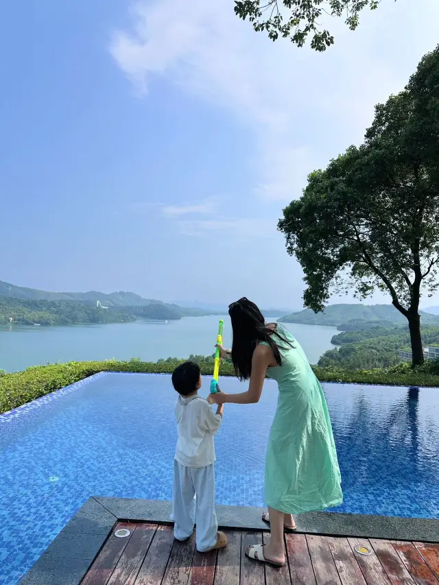 1.5h direct from Nanjing! Found the ultimate laid-back spot for kids to play