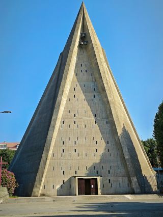 밀라노 소수 취향의 거친 미니멀리즘 삼각 교회