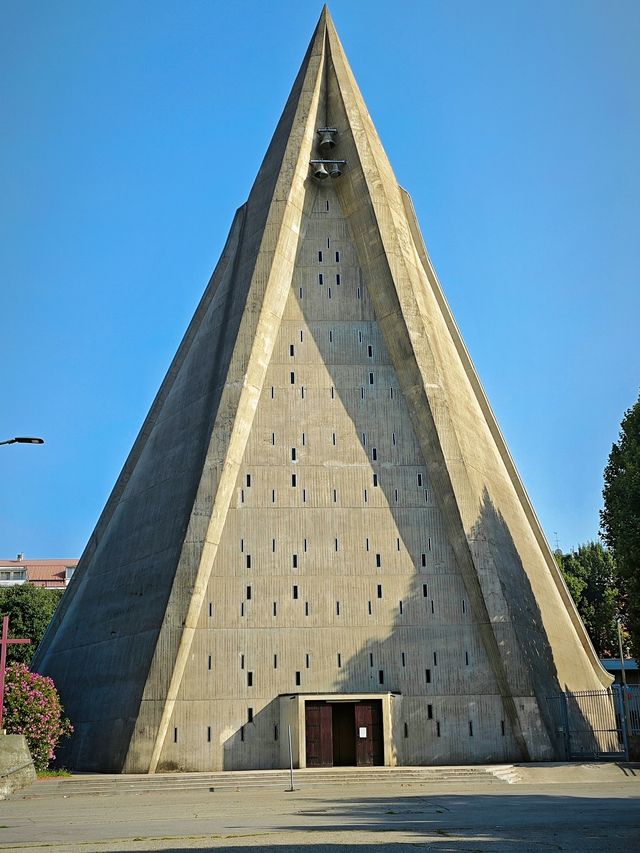 米蘭小眾粗野主義三角教堂 米蘭小眾粗野主義三角教堂