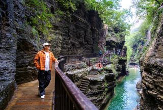 Waterfalls compose the prelude, strange peaks sign the scroll, a poetic landscape