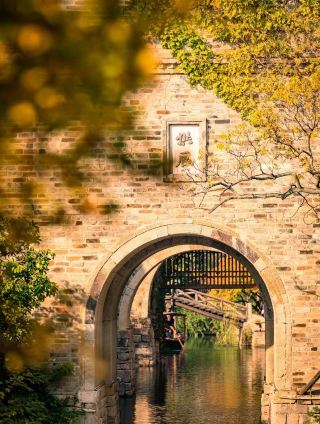 In Yanguan, collecting autumn gold leaf paper