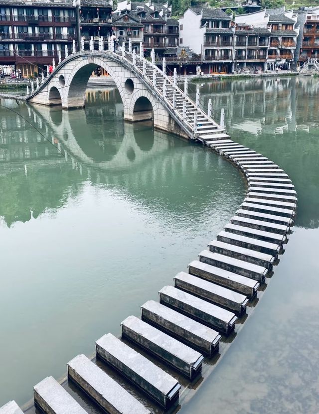 張家界 + 天門山 + 鳳凰古城 5 天 4 晚私人定製小包團（4-7 人）全程純玩無自費無購物 詳細行程與報價（不含餐）