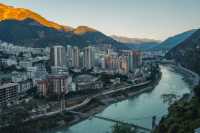 即將新開！推開窗就是高黎貢山！睡在怒江大峽谷懸崖上的酒店