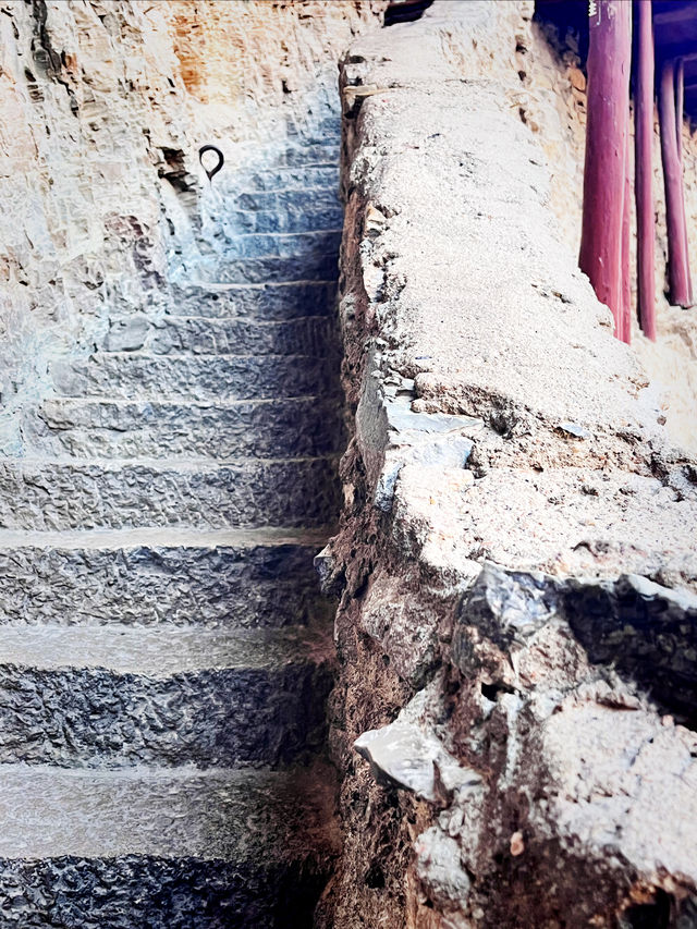 一座被懸掛在懸崖峭壁上的古寺 一座被懸掛在懸崖峭壁上的古寺