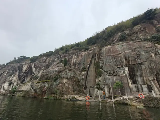 Building embankments to enclose the lake, Shidang forms a scenic spot, a unique water and stone bonsai in the lake