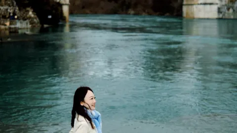 보스니아 헤르체고비나 모스타르｜다리 위에 핀 핏빛 장미. — traveler post in 모스타르
