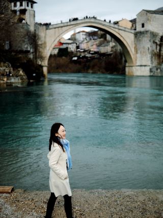 เมืองโมสตาร์ ประเทศบอสเนียและเฮอร์เซโกวีนา | ดอกกุหลาบสีแดงบนสะพาน