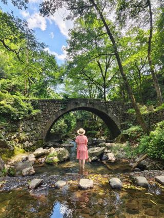 月亮湖畔に住まい、清らかな潭と飛瀑の渓流を楽しむ