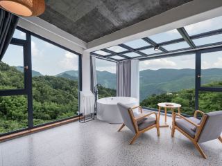 Anji Jiangnan Tianchi! This half-mountain guesthouse offers endless fun