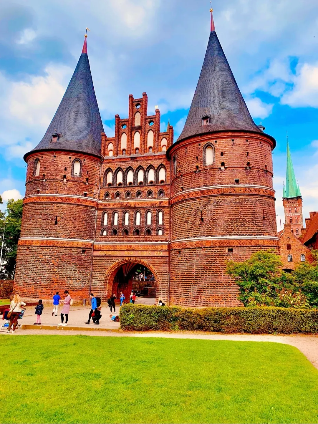 ประตูโฮลสเตนและยอดแหลมทั้งเจ็ด: หนึ่งวันในเมืองเก่าลือเบค (Lübeck)