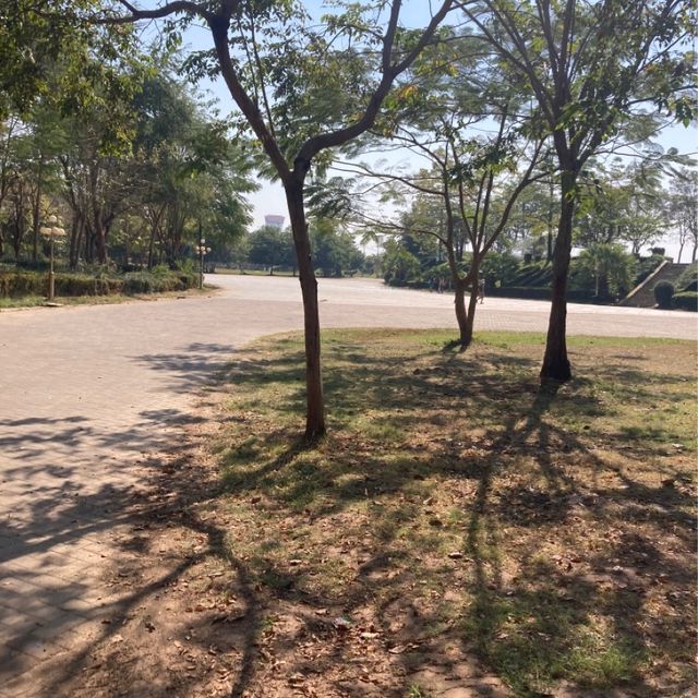 アヌウォン王像とチャオ・アヌウォン公園