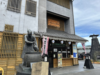 There is also a dock for a cormorant fishing viewing boat. "Kawaramachi" preserves Gifu's old townscape