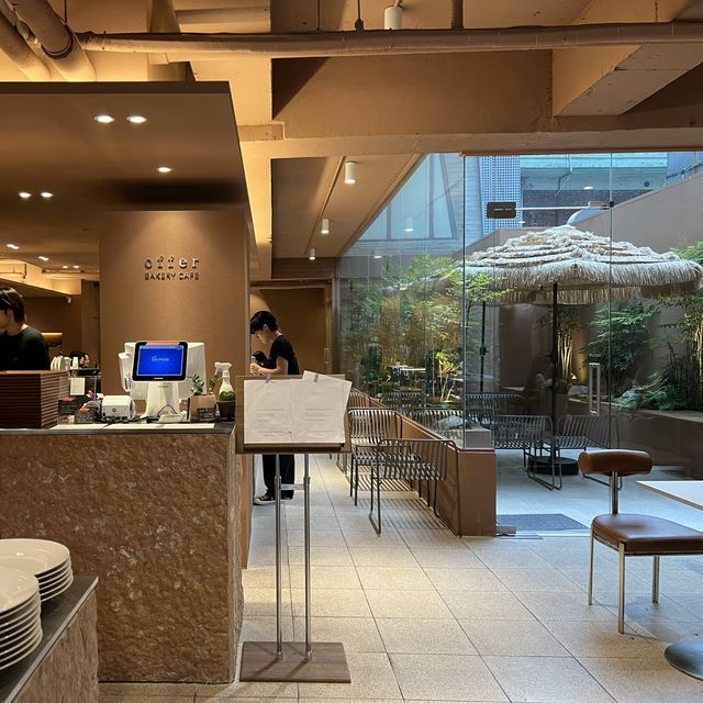 홍대 핫한 신규 베이커리카페! 오퍼❣️ 도심속 휴양지🌴