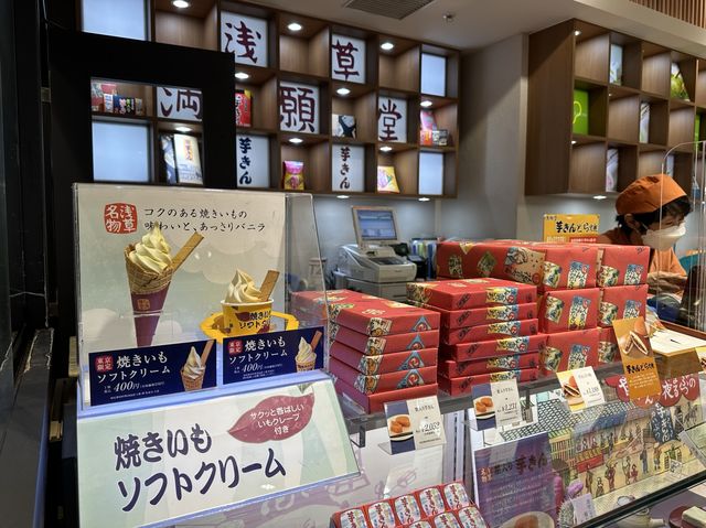 東京・羽田空港グルメ。浅草満願堂『焼きいもソフトクリーム』