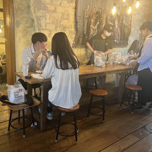 지금까지 이렇게 기다리는 빵은 없었다 “런던 베이글 뮤지엄”