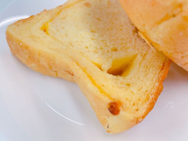 呢度每一款麵包同Bagel 都係自家烘焙，除左口感出色之外，佢地既Bagel 口味選擇又夠多，咸同甜都有供應，岩哂唔同既朋友仔～
