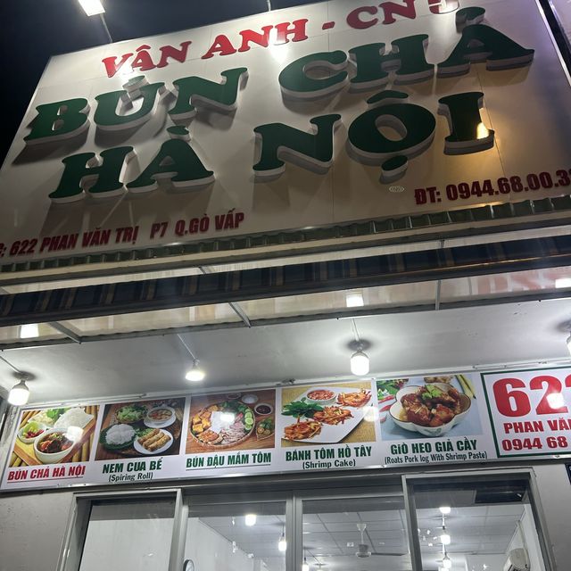 在胡志明市吃到道地的河內烤肉榨粉