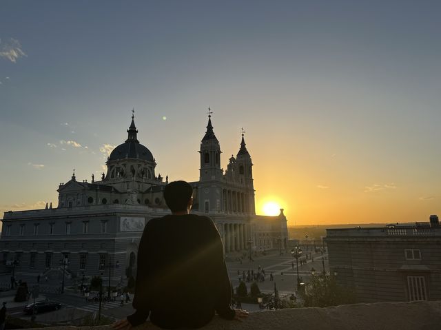 마드리드에서 즐기는 환상적인 일몰, 알무데나 대성당🌅