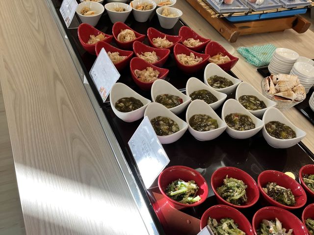 バラエティ豊富な沖縄料理をサンセットとともに。