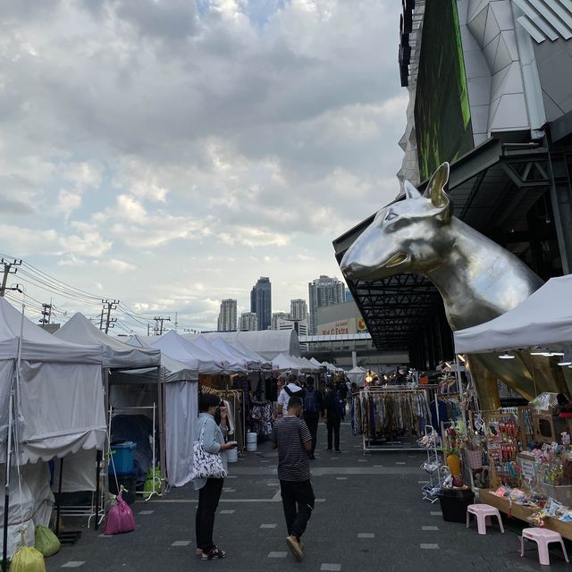 ชิม ช๊อป ชิลล์ ที่ตลาดนัดหน้าเดอะสตรีท