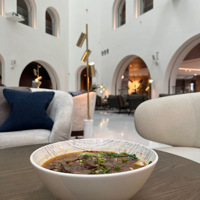 飯店內的咖啡餐酒館 發現美味佳餚 剁椒牛肉麵 一吃成癮《淡水 將捷金鬱金香酒店-滬尾之星》