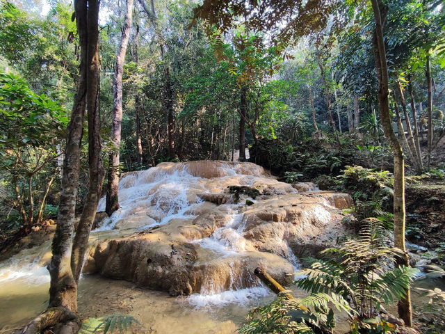 ชมน้ำตกหินปูนสุดงดงาม ในอำเภอเชียงดาว ⛰️