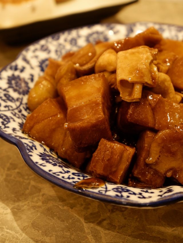 「屯門上海菜，蟹粉年糕和油爆蝦出色」