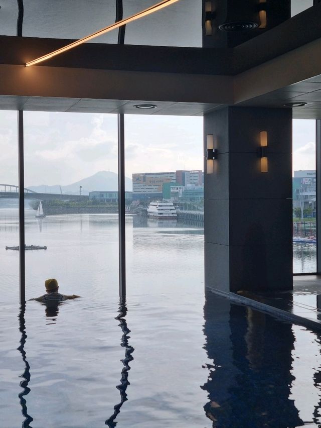 마리나 감상은 공짜! 뷰맛집 호텔 수영장👍