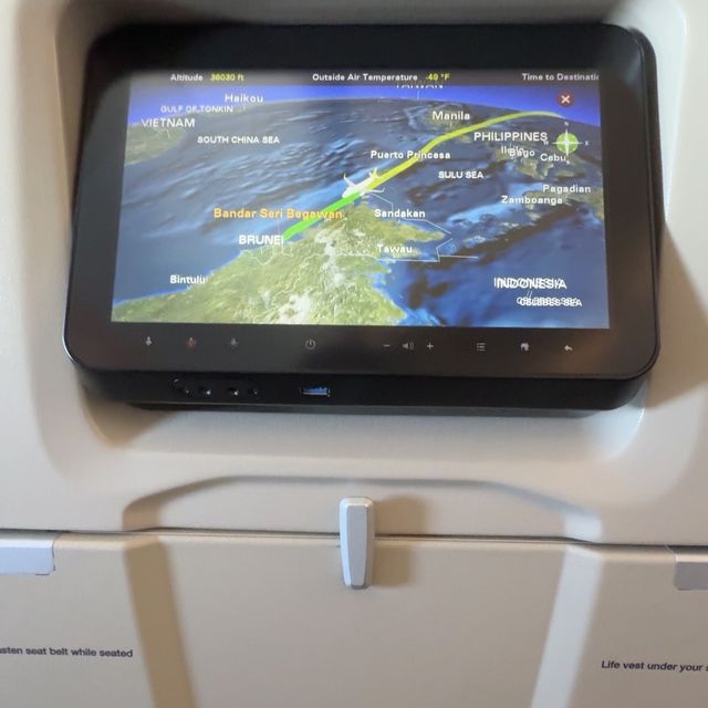 6時間飛行の中、食べすぎ問題✈︎