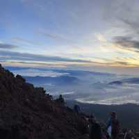 「攀登富士山，觀賞御來光：挑戰與感動的旅程」