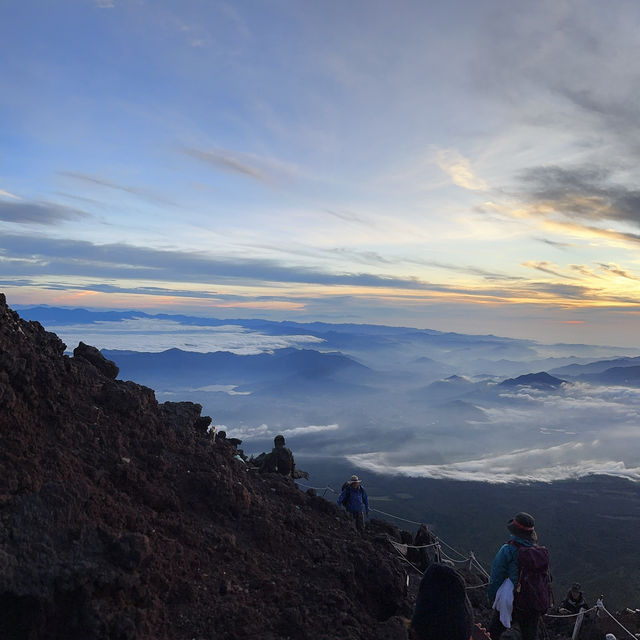 「攀登富士山，觀賞御來光：挑戰與感動的旅程」