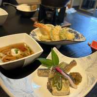 暑さも吹き飛ぶ避暑地！美味しい食事を楽しんだ後はロープウェイで標高1180mの世界へ