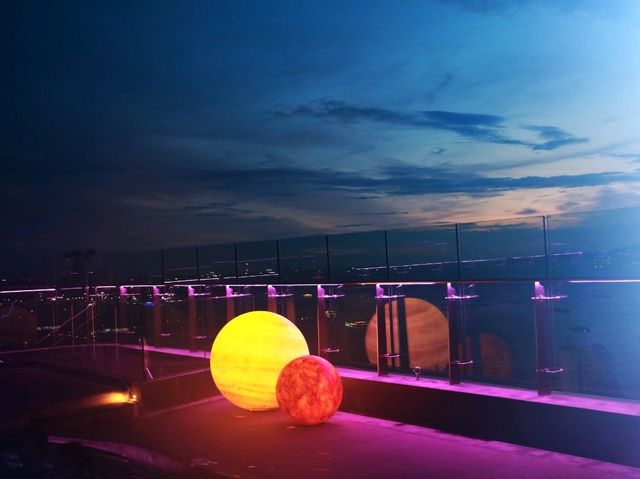 Sky pool ยามค่ำคืน 