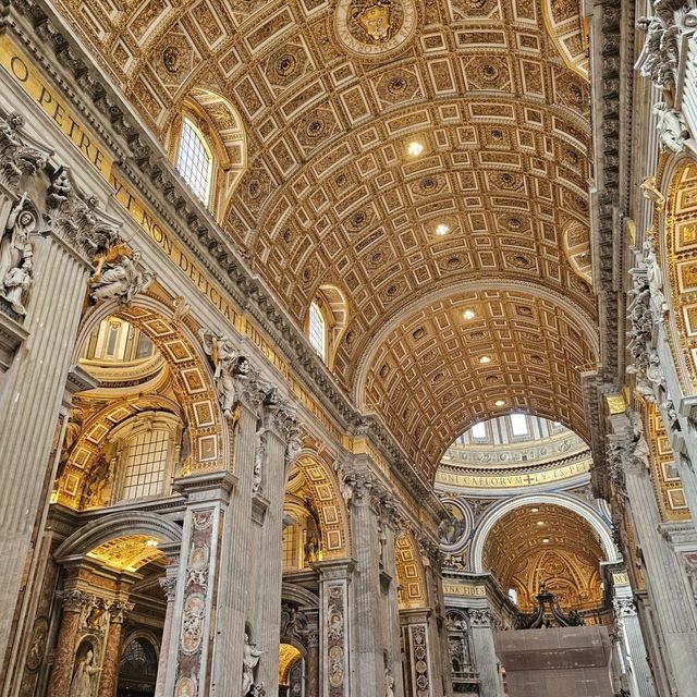 [ヴァチカン]ローマ市内の中にあるヴァチカンのシンボル[サン・ピエトロ寺院]