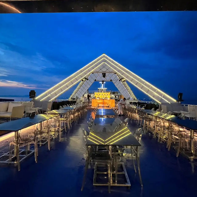Ocean sky pattaya เรือสำราญสุดอลังการ